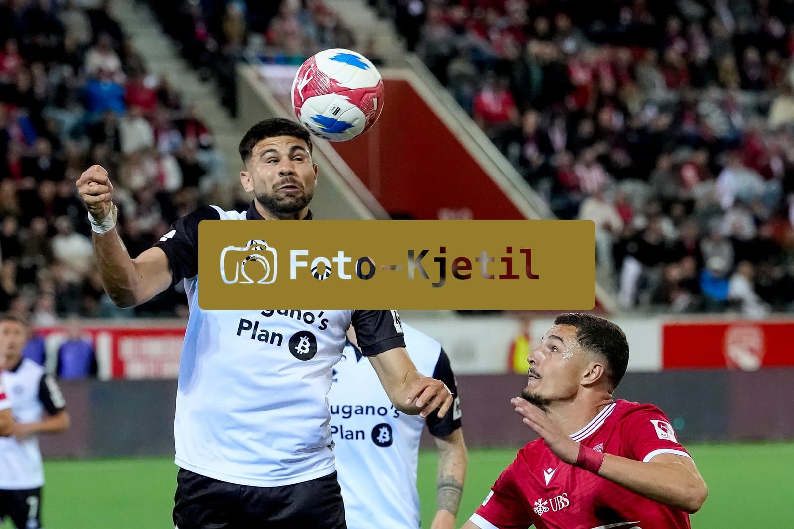 Schweiz: Super League 2025 - 2026, FC Thun vs FC Lugano - Stockhorn Arena, Thun: Antonios Papadopoulos (6 FC Lugano) gegen Elmin Rastoder (74 Thun)
