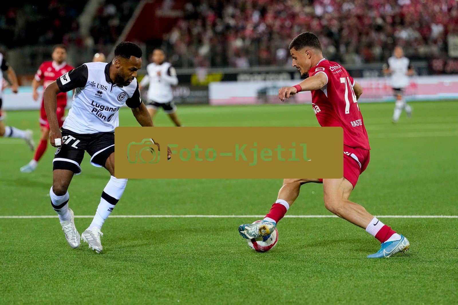 Schweiz: Super League 2025 - 2026, FC Thun vs FC Lugano - Stockhorn Arena, Thun: Elmin Rastoder (74 Thun) gegen Hannes Delcroix (3 FC Lugano)