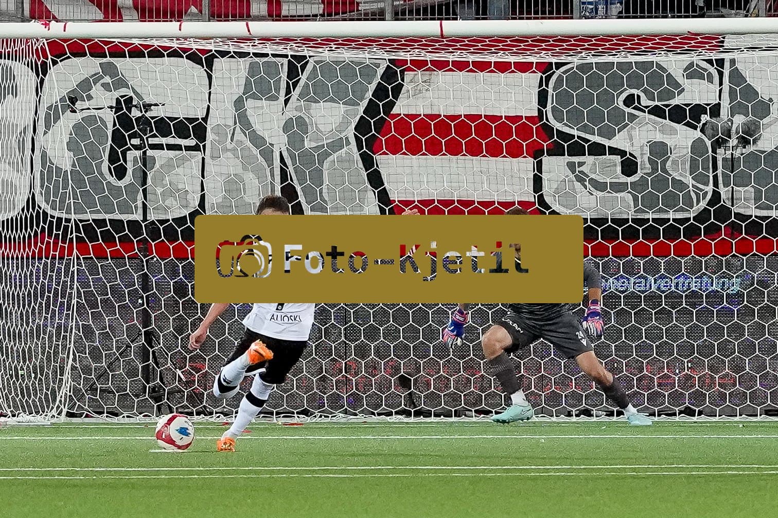 Schweiz: Super League 2025 - 2026, FC Thun vs FC Lugano - Stockhorn Arena, Thun: Ezgjan Alioski (7 FC Lugano) mit dem Elfmeter Treffer gegen Niklas Steffen (24 Thun) und somit dem 0:1