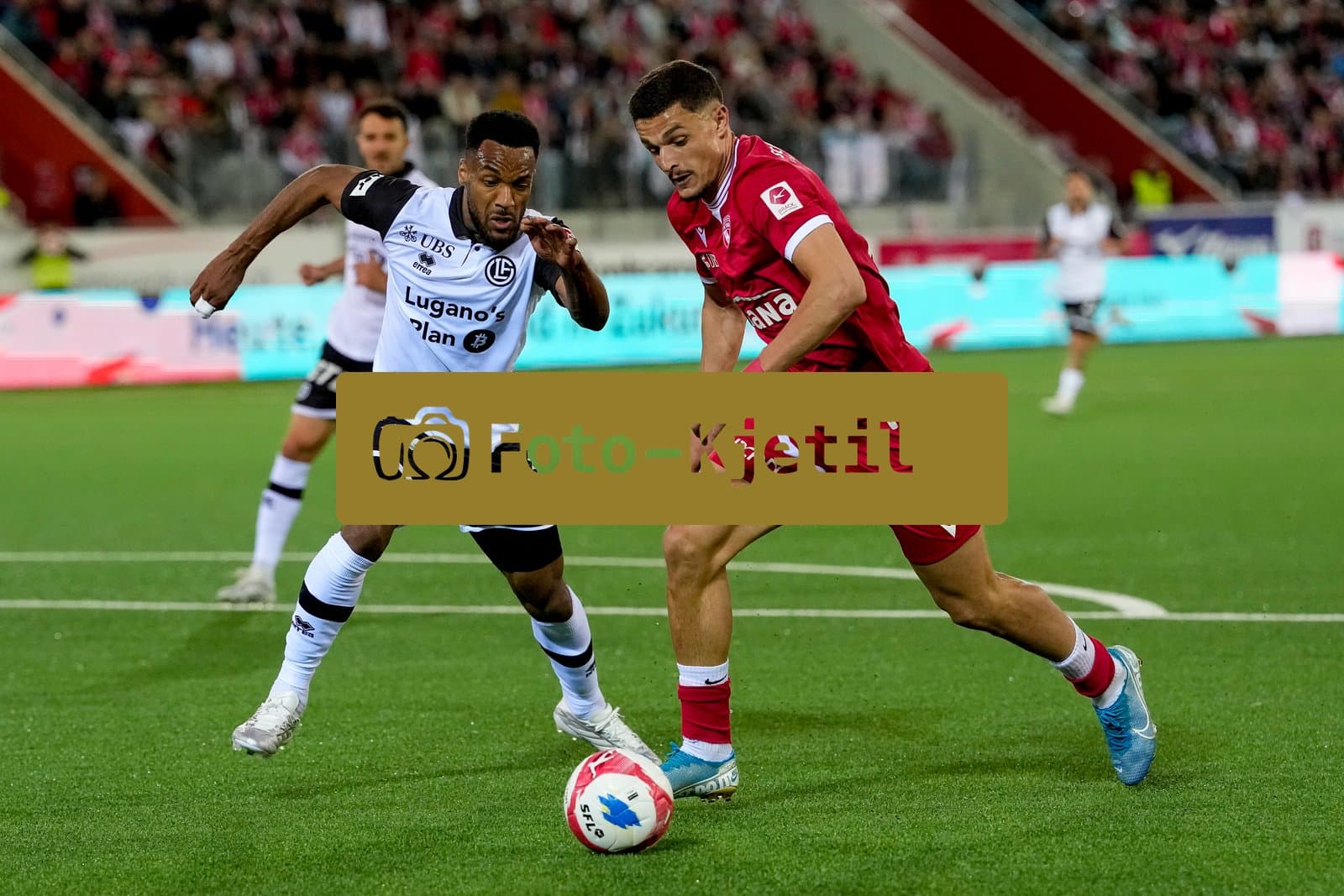 Schweiz: Super League 2025 - 2026, FC Thun vs FC Lugano - Stockhorn Arena, Thun: Elmin Rastoder (74 Thun) gegen Hannes Delcroix (3 FC Lugano)