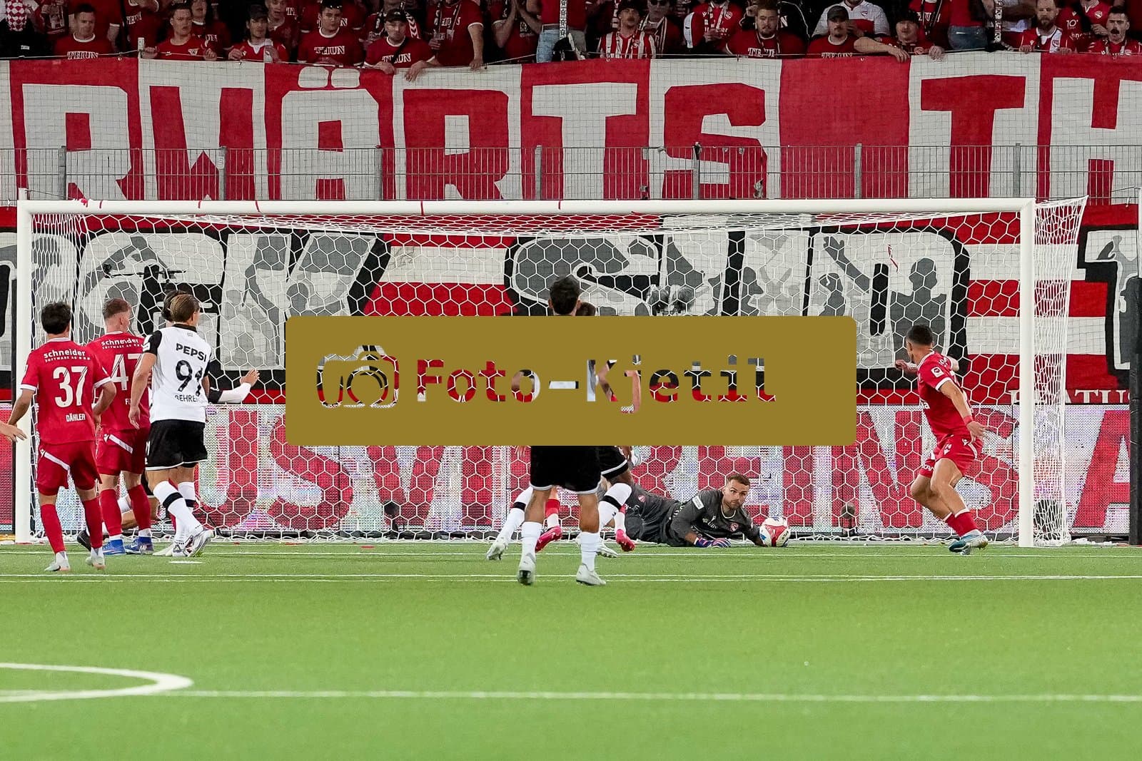 Schweiz: Super League 2025 - 2026, FC Thun vs FC Lugano - Stockhorn Arena, Thun: Niklas Steffen (24 Thun) in Aktion