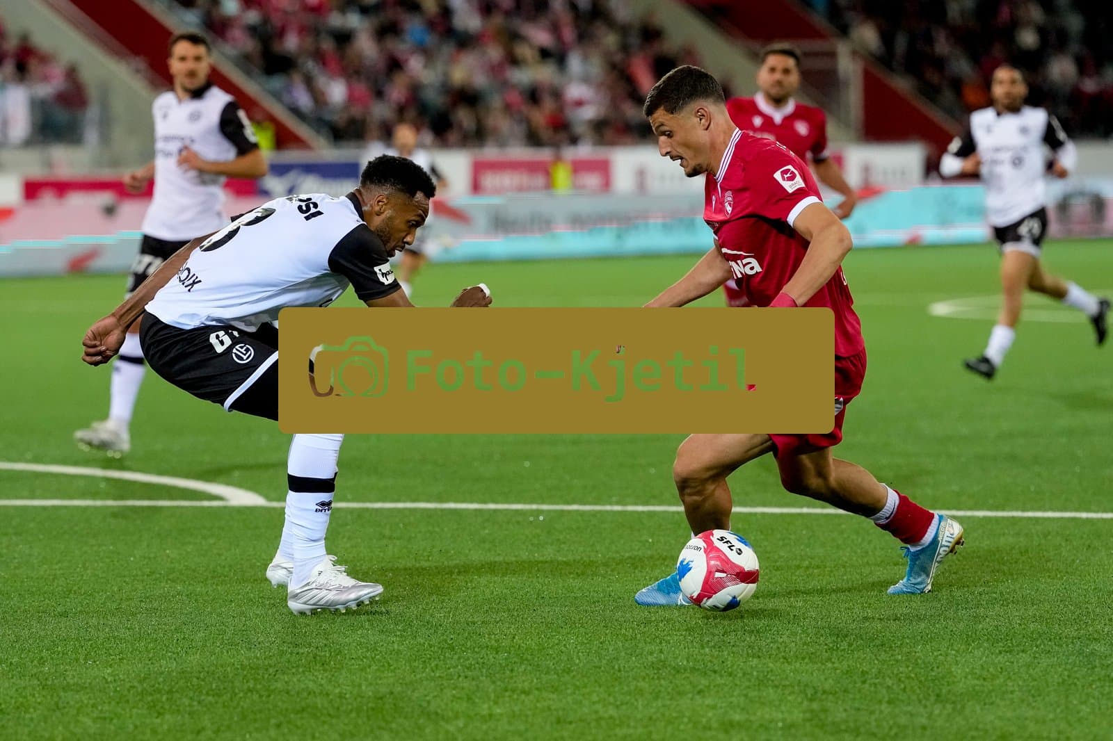 Schweiz: Super League 2025 - 2026, FC Thun vs FC Lugano - Stockhorn Arena, Thun: Elmin Rastoder (74 Thun) im Duell mit Hannes Delcroix (3 FC Lugano)