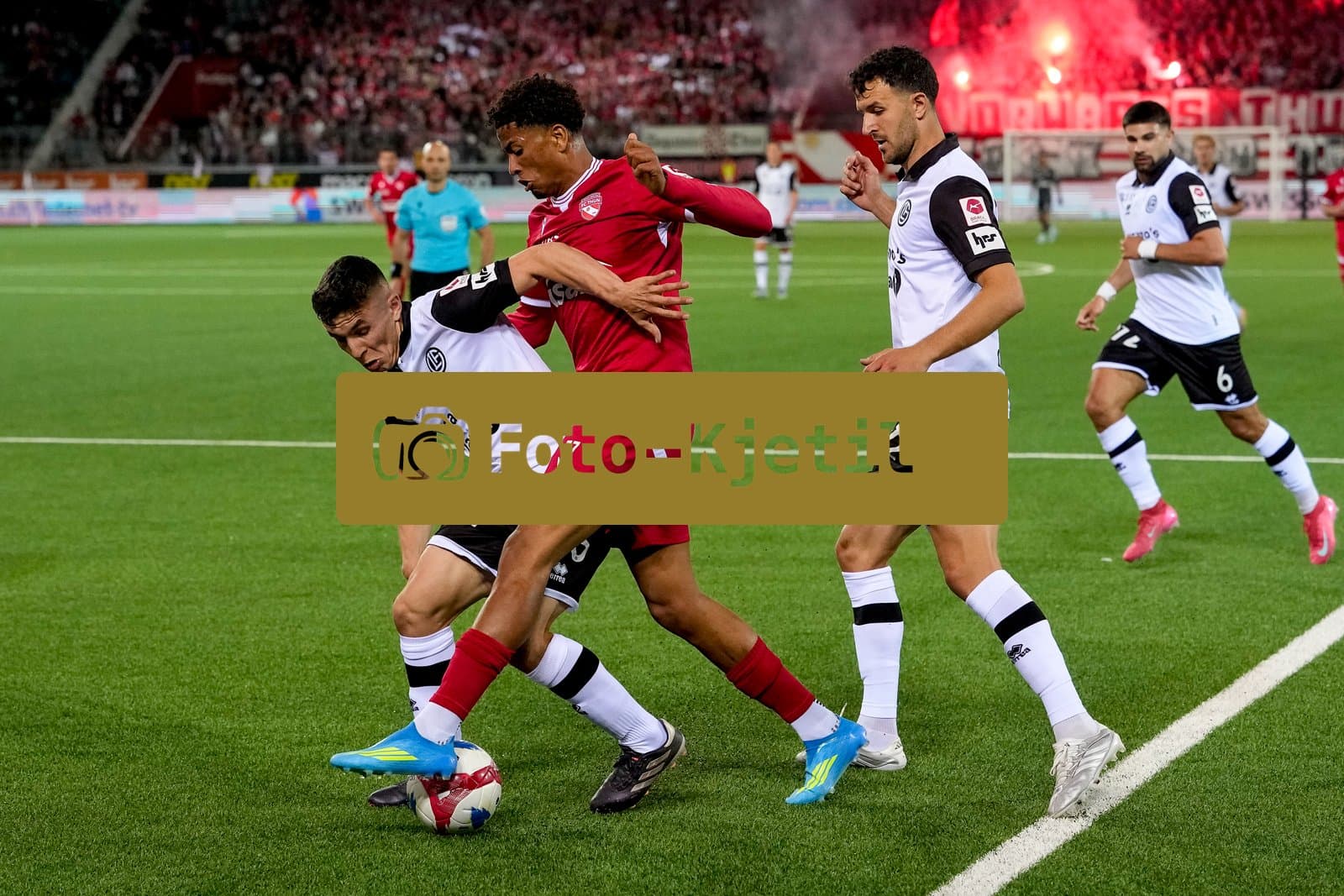 Schweiz: Super League 2025 - 2026, FC Thun vs FC Lugano - Stockhorn Arena, Thun: Antonios Papadopoulos (6 FC Lugano) und Anto Grgic (8 FC Lugano) gegen Ethan Meichtry (77 Thun)
