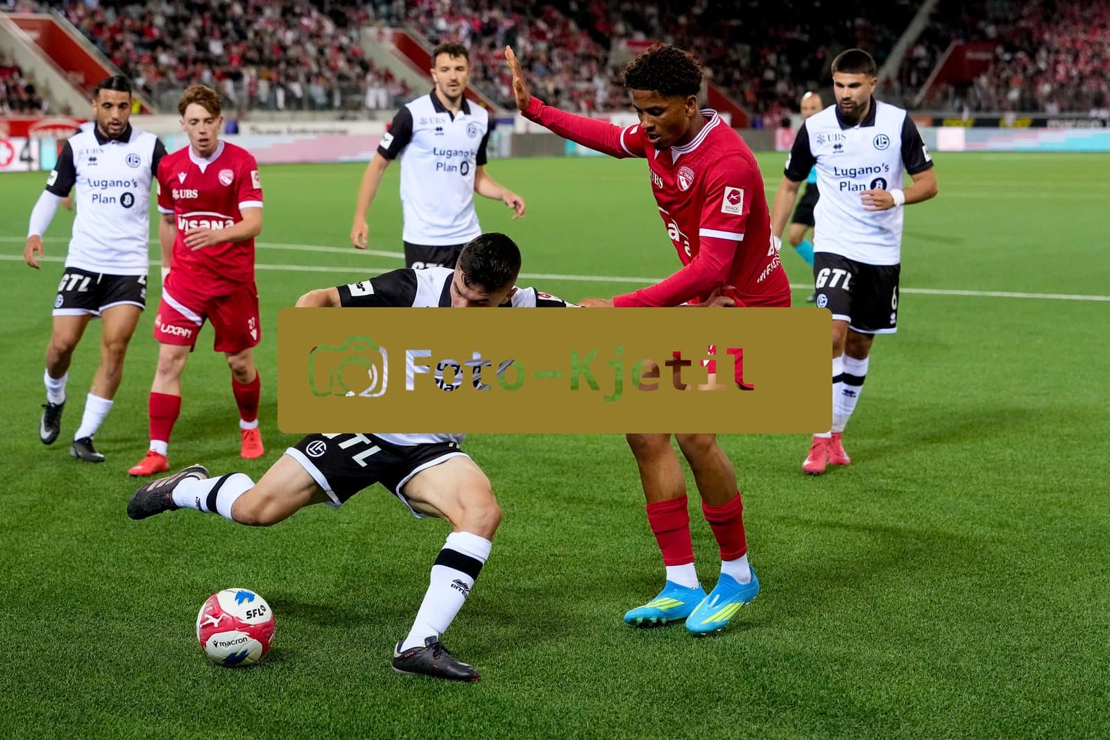 Schweiz: Super League 2025 - 2026, FC Thun vs FC Lugano - Stockhorn Arena, Thun: Anto Grgic (8 FC Lugano) und Hadj Mahmoud (29 FC Lugano) gegen Michael Heule (27 Thun) und Ethan Meichtry (77 Thun)