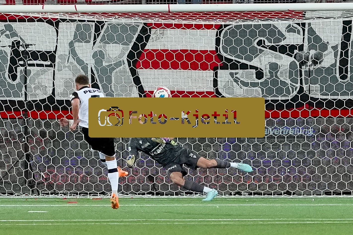 Schweiz: Super League 2025 - 2026, FC Thun vs FC Lugano - Stockhorn Arena, Thun: Ezgjan Alioski (7 FC Lugano) mit dem Elfmeter Treffer gegen Niklas Steffen (24 Thun) und somit dem 0:1