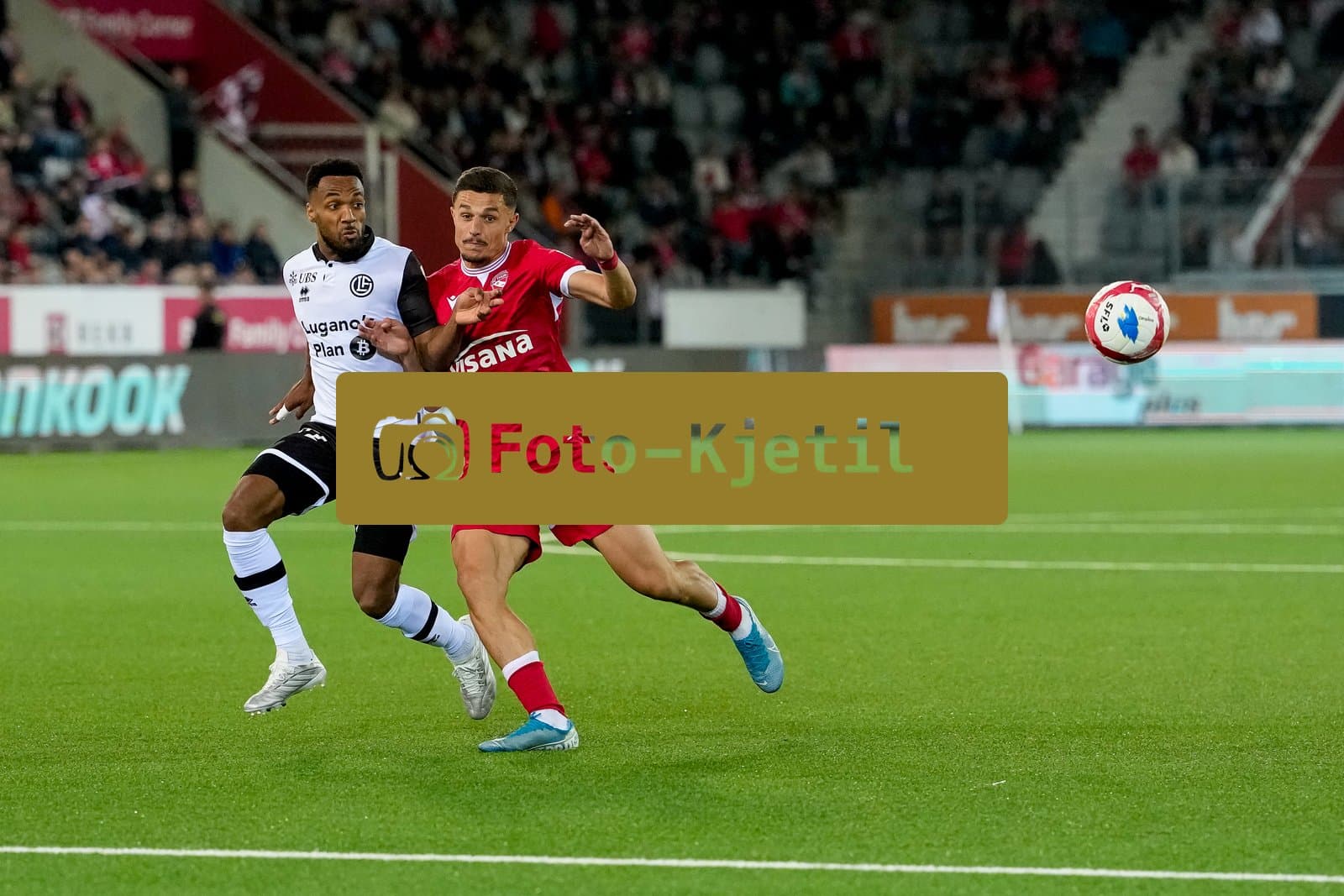 Schweiz: Super League 2025 - 2026, FC Thun vs FC Lugano - Stockhorn Arena, Thun: Elmin Rastoder (74 Thun) gegen Hannes Delcroix (3 FC Lugano)