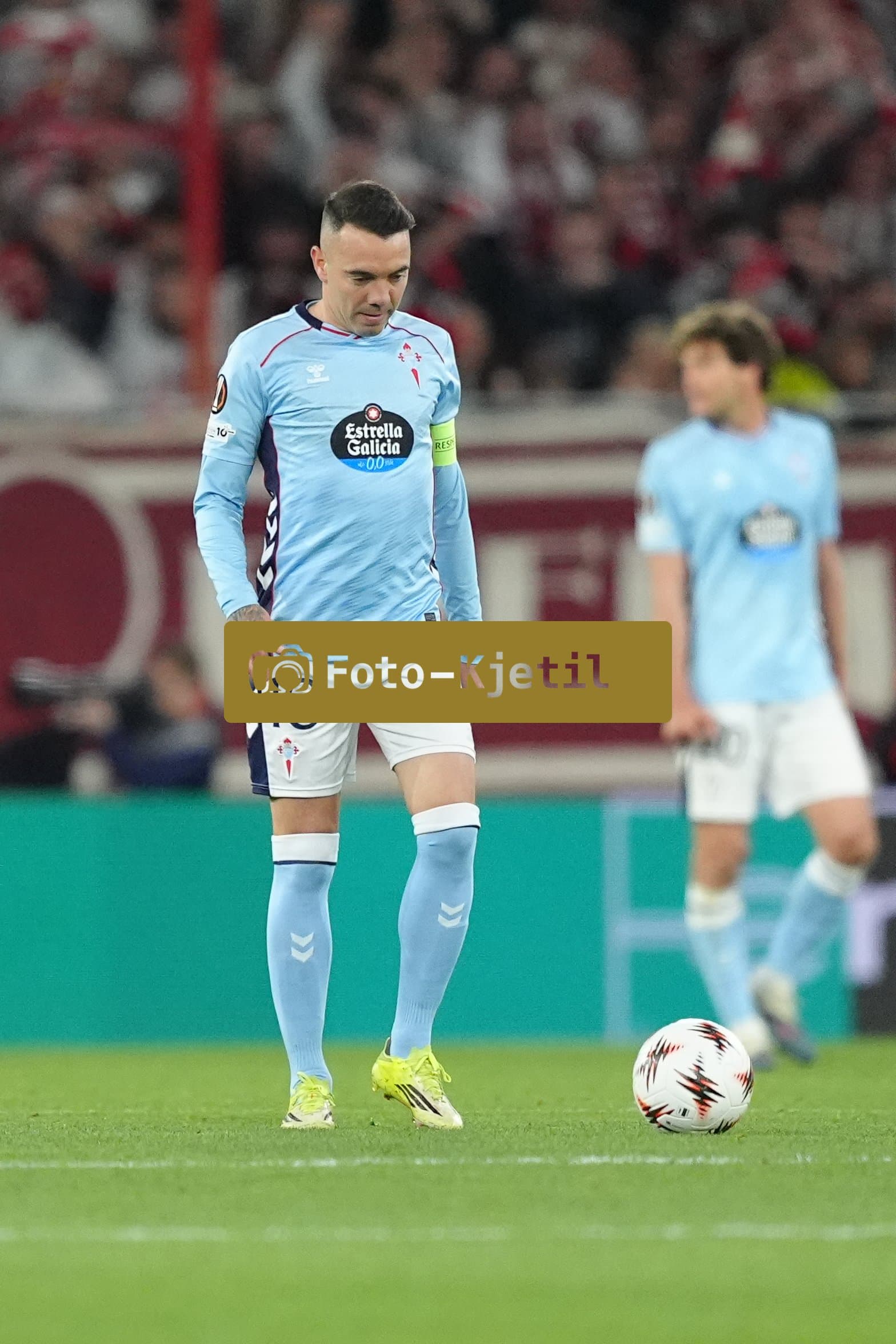 Deutschland: UEFA Europa League Viertelfinale Hinspiel 2025/26, SC Freiburg vs Celta Vigo - Europa-Park-Stadion, Freiburg im Breisgau: Iago Aspas (10 Celta) enttäuscht nach dem 3:0 für SC Freiburg