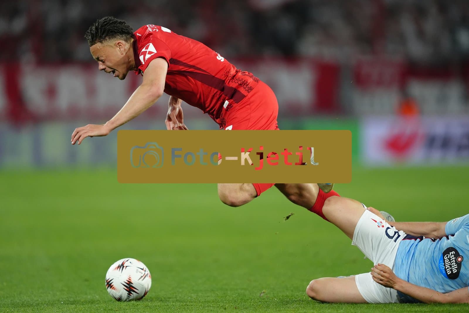 Deutschland: UEFA Europa League Viertelfinale Hinspiel 2025/26, SC Freiburg vs Celta Vigo - Europa-Park-Stadion, Freiburg im Breisgau: Derry Scherhant (7 Freiburg) wird gefoult