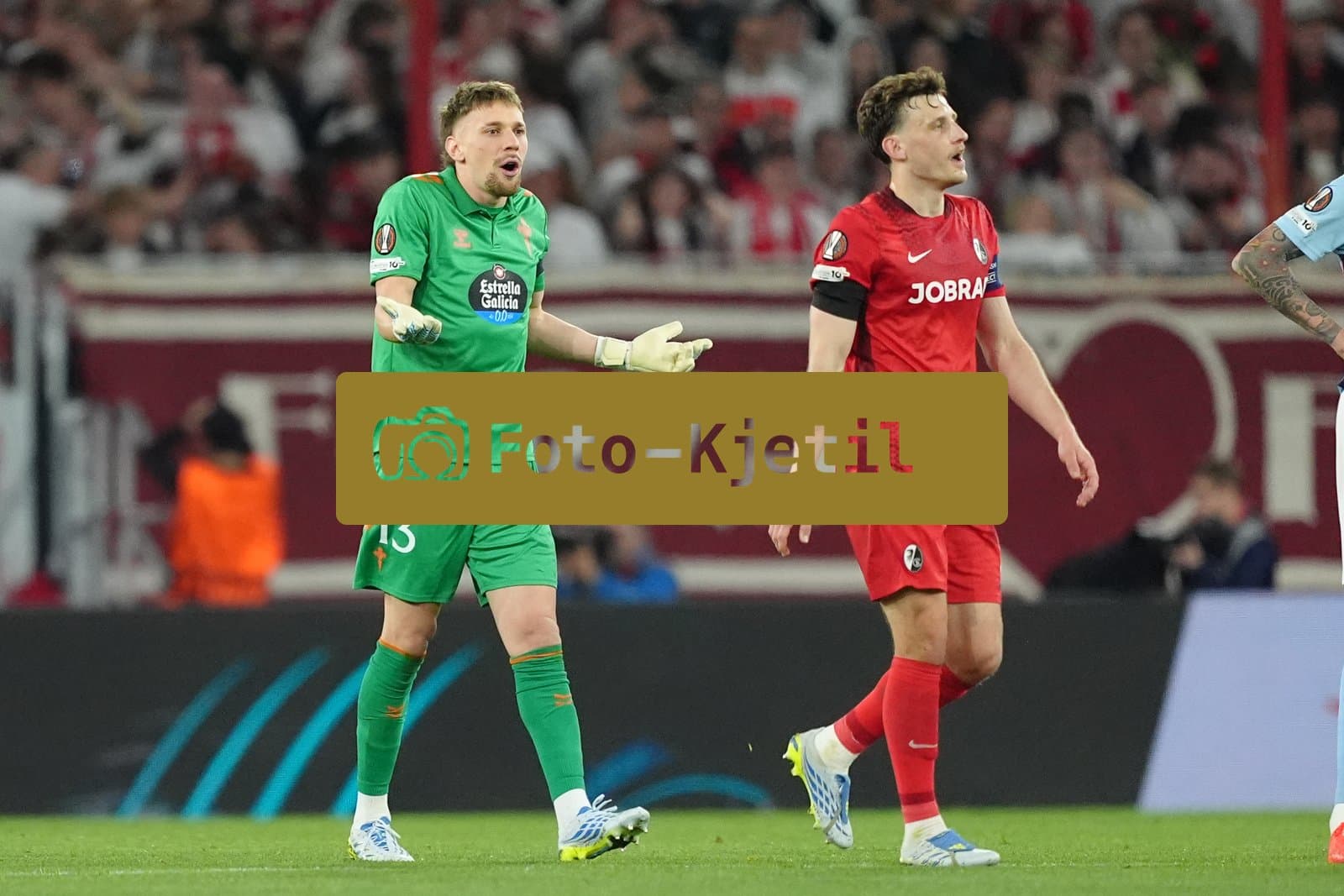 Deutschland: UEFA Europa League Viertelfinale Hinspiel 2025/26, SC Freiburg vs Celta Vigo - Europa-Park-Stadion, Freiburg im Breisgau:Ionut Radu (13 Celta) beklagt sich nach dem 3:0 für SC Freiburg