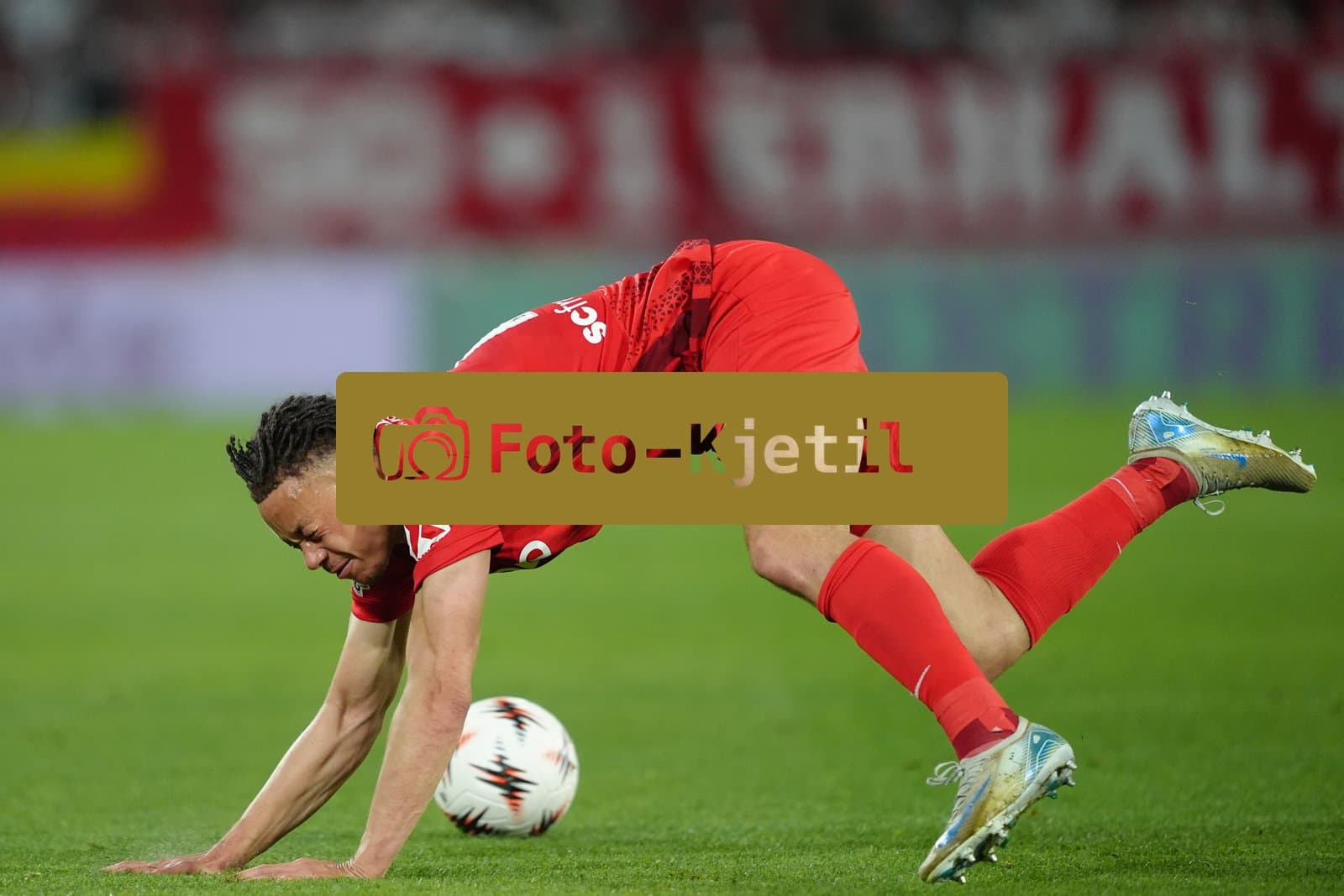 Deutschland: UEFA Europa League Viertelfinale Hinspiel 2025/26, SC Freiburg vs Celta Vigo - Europa-Park-Stadion, Freiburg im Breisgau: Derry Scherhant (7 Freiburg) wird gefoult