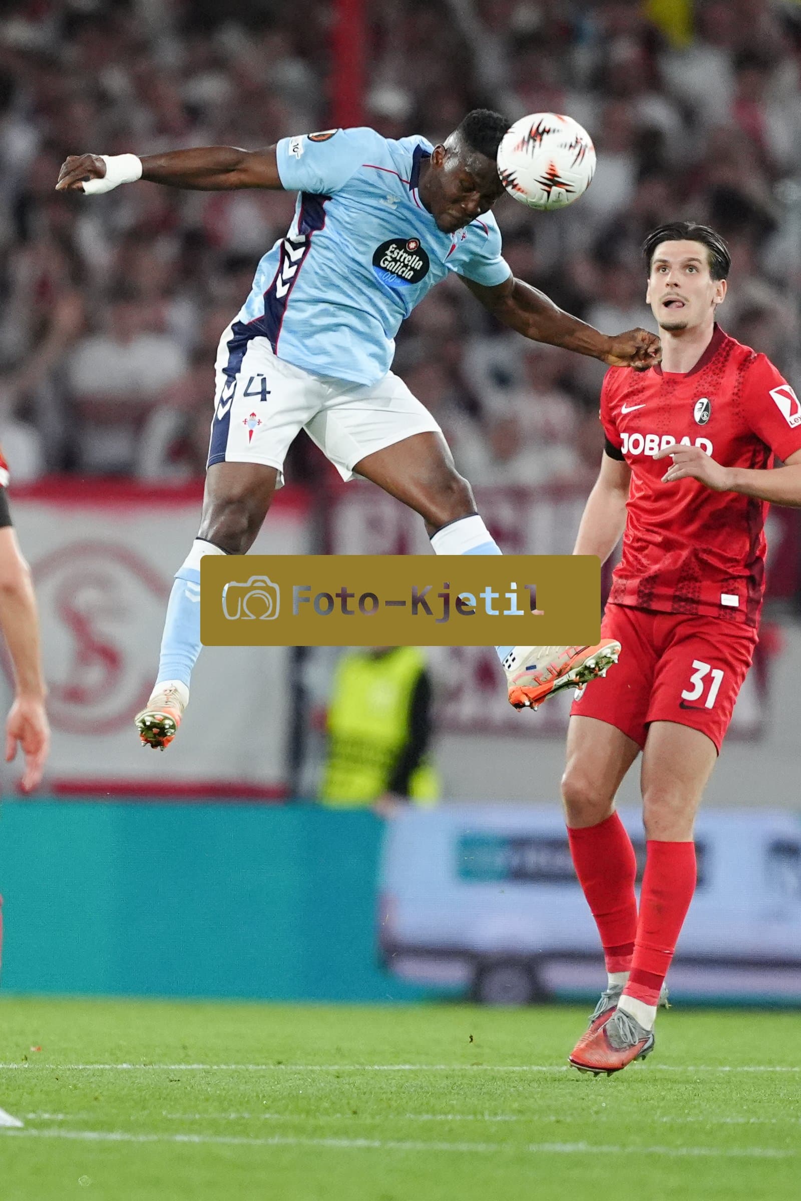 Deutschland: UEFA Europa League Viertelfinale Hinspiel 2025/26, SC Freiburg vs Celta Vigo - Europa-Park-Stadion, Freiburg im Breisgau: Joseph Aidoo (4 Celta) mit einem Kopfball