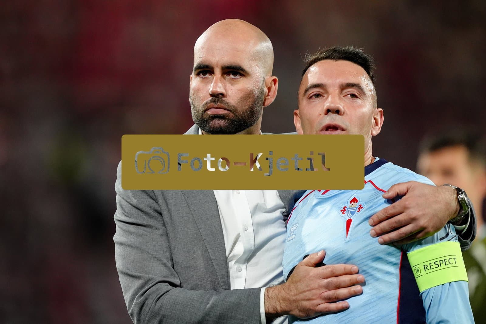 Deutschland: UEFA Europa League Viertelfinale Hinspiel 2025/26, SC Freiburg vs Celta Vigo - Europa-Park-Stadion, Freiburg im Breisgau: Cheftrainer Claudio Giraldez (Celta) mit Iago Aspas (10 Celta) enttäuscht nach der Niederlage