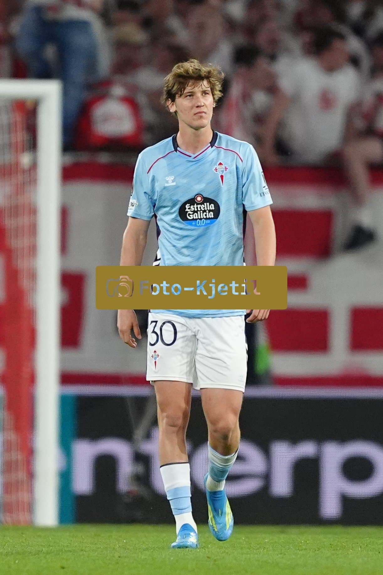 Deutschland: UEFA Europa League Viertelfinale Hinspiel 2025/26, SC Freiburg vs Celta Vigo - Europa-Park-Stadion, Freiburg im Breisgau: Fer Lopez (30 Celta) enttäuscht nach dem 3:0 für SC Freiburg