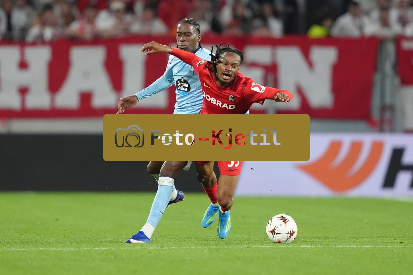 Deutschland: UEFA Europa League Viertelfinale Hinspiel 2025/26, SC Freiburg vs Celta Vigo - Europa-Park-Stadion, Freiburg im Breisgau: Jordy Makengo (33 Freiburg) gegen Ilaix Moriba (6 Celta)