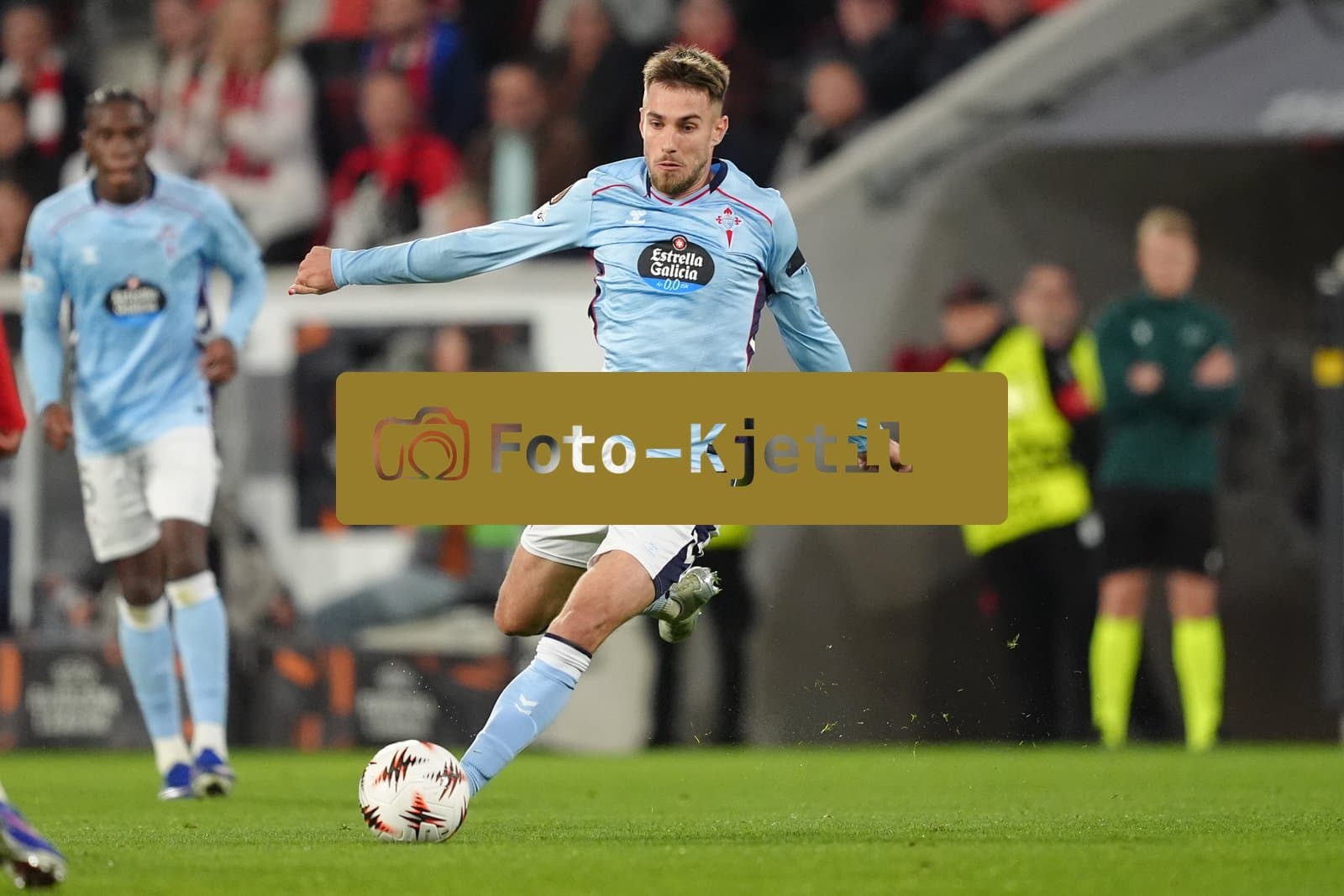Deutschland: UEFA Europa League Viertelfinale Hinspiel 2025/26, SC Freiburg vs Celta Vigo - Europa-Park-Stadion, Freiburg im Breisgau: Oscar Mingueza (3 Celta)