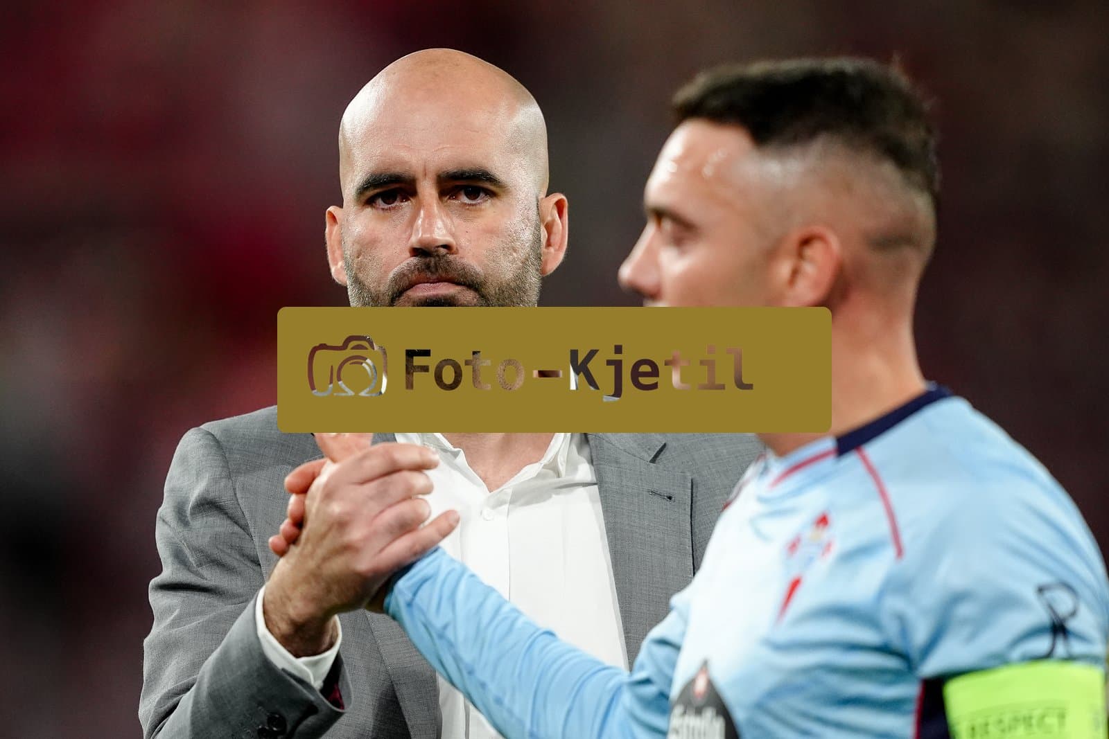 Deutschland: UEFA Europa League Viertelfinale Hinspiel 2025/26, SC Freiburg vs Celta Vigo - Europa-Park-Stadion, Freiburg im Breisgau: Cheftrainer Claudio Giraldez (Celta) mit Iago Aspas (10 Celta) nach der Niederlage