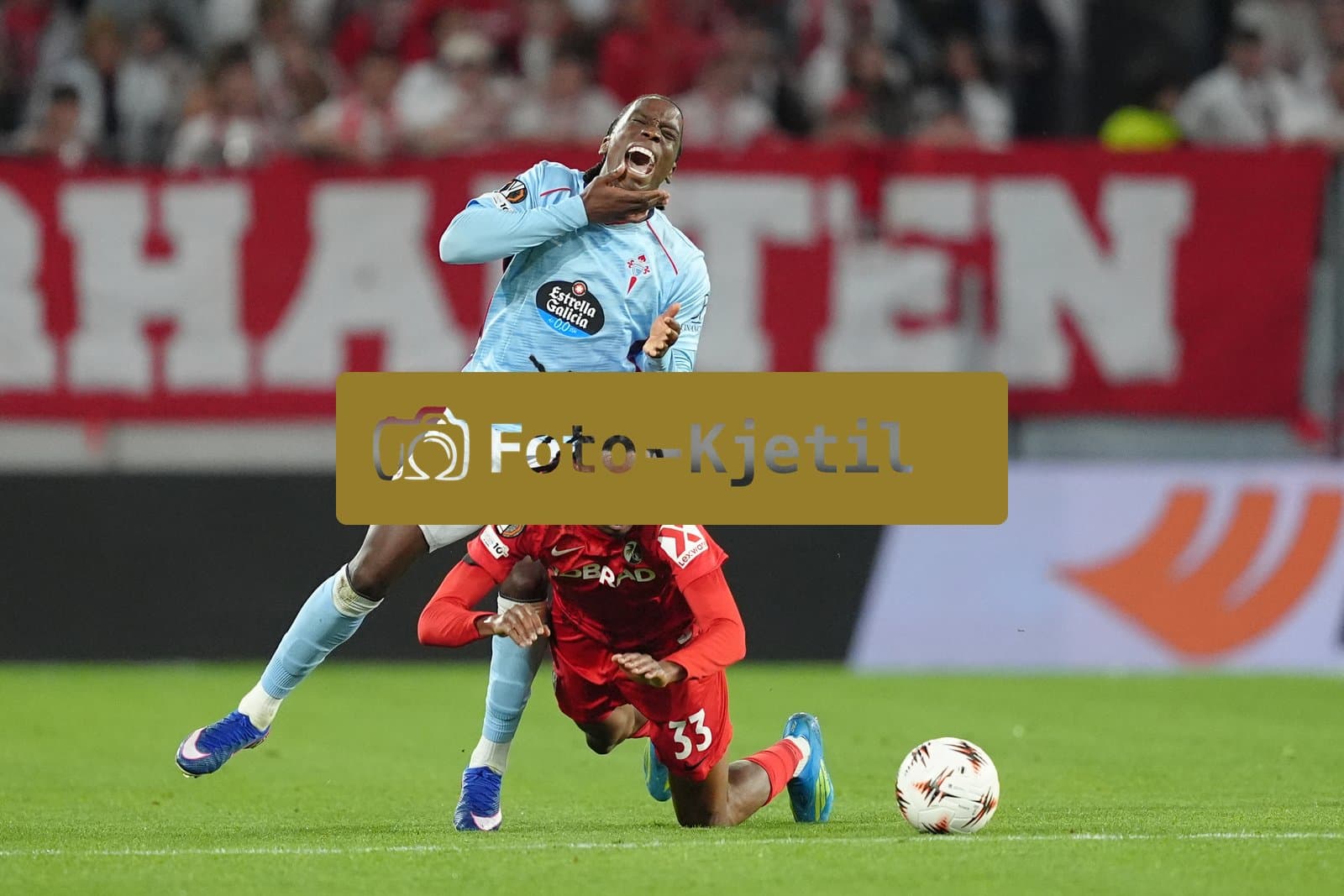 Deutschland: UEFA Europa League Viertelfinale Hinspiel 2025/26, SC Freiburg vs Celta Vigo - Europa-Park-Stadion, Freiburg im Breisgau: Jordy Makengo (33 Freiburg) gegen Ilaix Moriba (6 Celta)