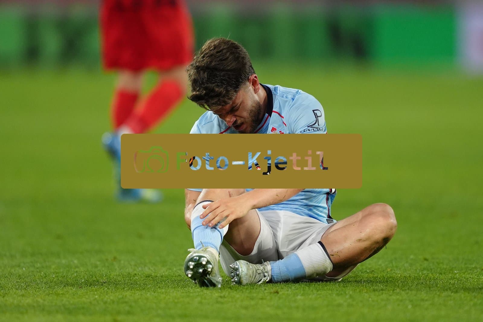 Deutschland: UEFA Europa League Viertelfinale Hinspiel 2025/26, SC Freiburg vs Celta Vigo - Europa-Park-Stadion, Freiburg im Breisgau: Sergio Carreira (5 Celta) verletzt auf dem Rasen